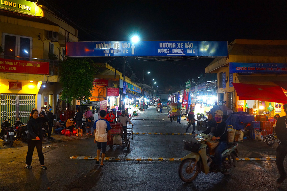 Cổng vào chợ Long Biên